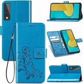 Voor LG Stylo 7 vierbladige gesp reliëf gesp mobiele telefoon bescherming lederen tas met lanyard & kaartsleuf & portemonnee & beugel functie (blauw)