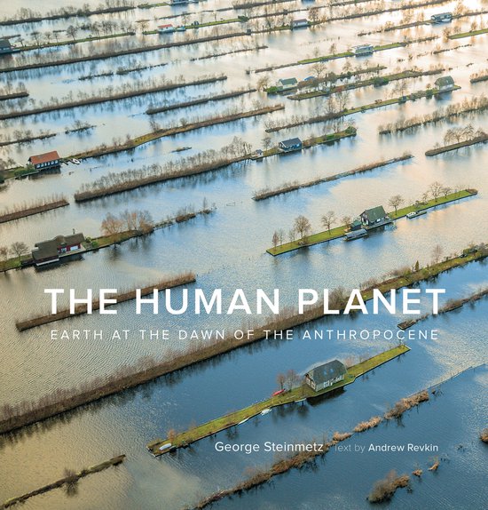 Boek 'The Human Planet' met een luchtfoto van huizen op stroken land in een uitgestrekte watermassa.
