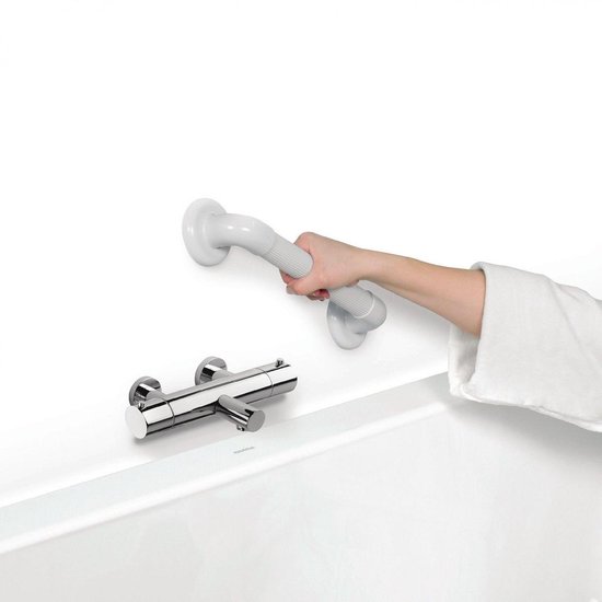 Een persoon pakt een witte badkamer handgreep met ribbelpatroon vast, naast een kraan.