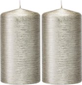 2x Zilveren cilinderkaars/stompkaars 7 x 13 cm 25 branduren - Geurloze zilverkleurige kaarsen - Woondecoraties