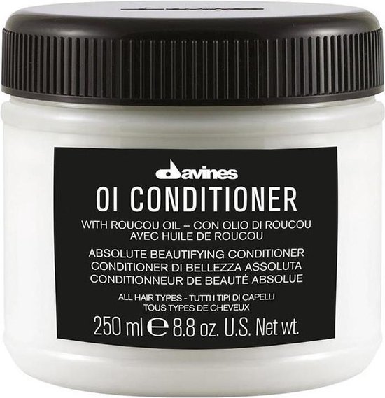 Pot de revitalisant Davines OI avec couvercle noir, contient 250 ml.