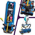 Bus de combat LEGO détaillé avec des figurines à l'intérieur et un ballon attaché.