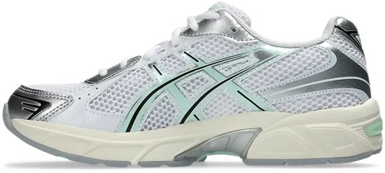 Witte Asics sneaker met mintgroene en zilveren accenten, mesh bovenwerk en crèmekleurige zool.