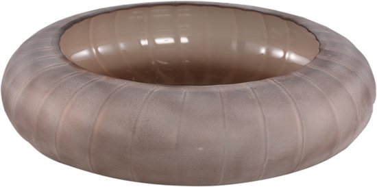 Ronde, beige schaal met verticale ribbels, lichtbruine binnenkant.