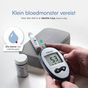 Mecura bloedglucosemeter in handen, teststrip met bloeddruppel in de meter. Toont 5.3 mmol/L.