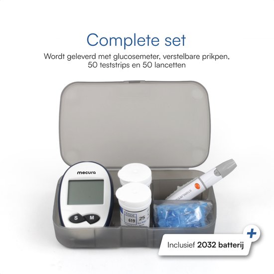 Complete set Mecura bloedglucosemeter in open grijs opbergdoosje met prikpen, 2 flesjes teststrips en blauwe lancetten.
