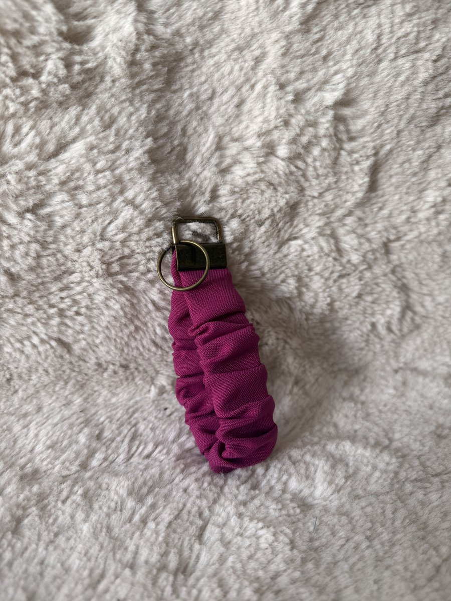 Studio - Nihra sleutelhanger scrunchie Roze met Bronskleurige hardware en ring