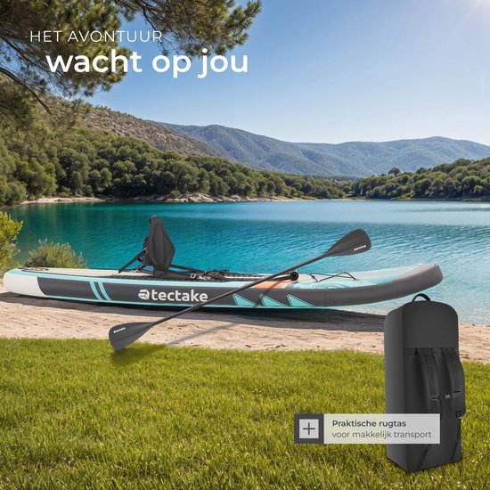 Opblaasbare supboard met peddel, zittende kajakoptie en rugzak op een zandstrand aan het water.