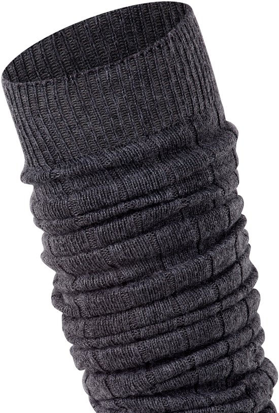 Detail van een grijze, gebreide beenwarmer met gerimpeld effect.