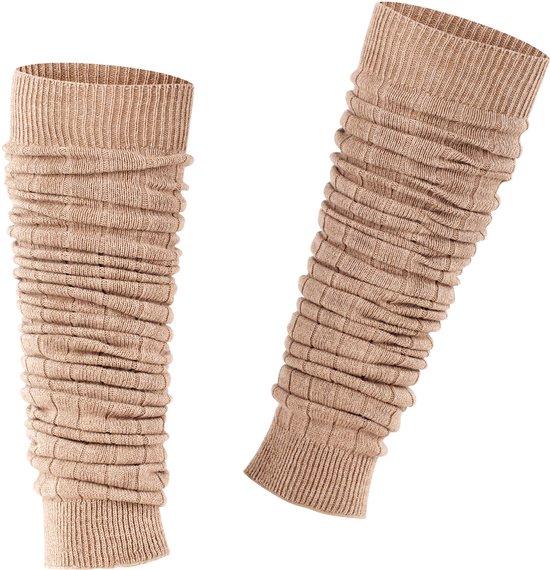 Twee lichtbruine gebreide beenwarmers met horizontale ribbels en een gerimpeld effect.