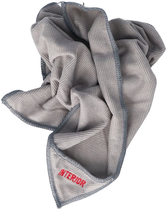 Chiffon microfibre gris froissé avec texte rouge 'INTERIOR' sur le coin.