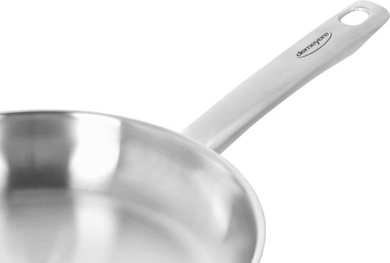Close-up van de zilverkleurige roestvrijstalen koekenpan van Demeyere met logo op de steel.