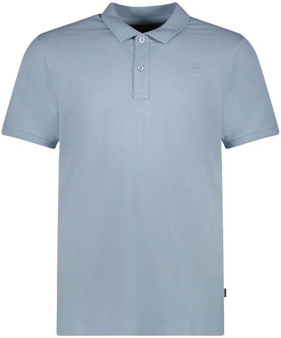 Lichtblauwe polo met korte mouwen en geborduurd logo op de borst.