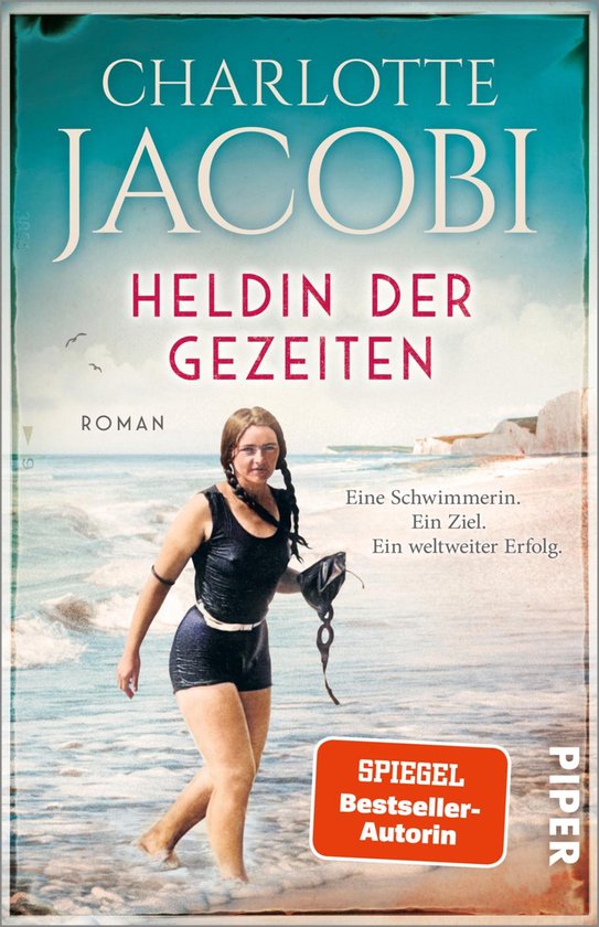 Boekcover: Charlotte Jacobi - Heldin der Gezeiten. Een vrouw in een zwart badpak loopt uit de zee. SPIEGEL Bestseller-Autorin.