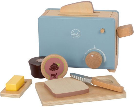 Blauwe houten broodrooster met houten greep, met brood, boter, jam en een mesje op een snijplank.