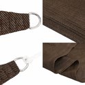 Detailopname van hoeken met metalen D-ringen en touw van bruin, geweven schaduwdoek.