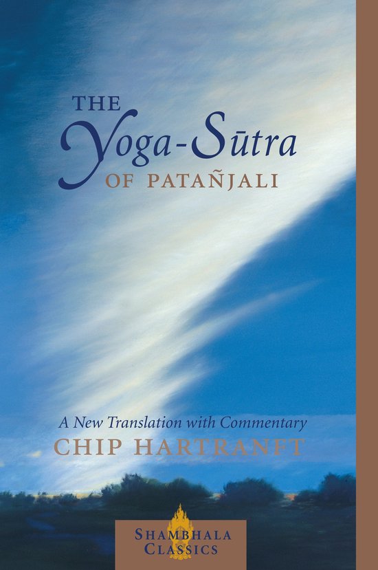 Boek 'The Yoga-Sutra Of Patanjali' met een luchtige, dramatische luchtfoto op de cover.
