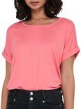 Roze dames T-shirt met korte omgeslagen mouwen en boothals, gedragen op een zwarte jeans.