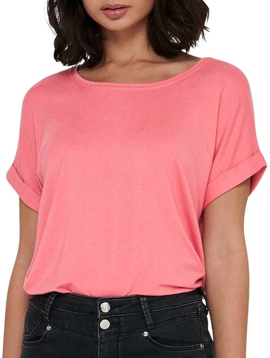 Roze dames T-shirt met korte omgeslagen mouwen en boothals, gedragen op een zwarte jeans.