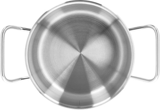 Zilverkleurige kookpot van bovenaf gezien, met twee gebogen handvatten.