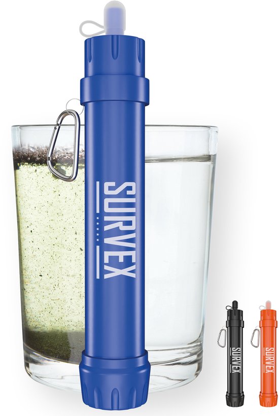 Blauw, zwart en oranje SURVEX waterfilter bij glazen water. Met karabijnhaak.