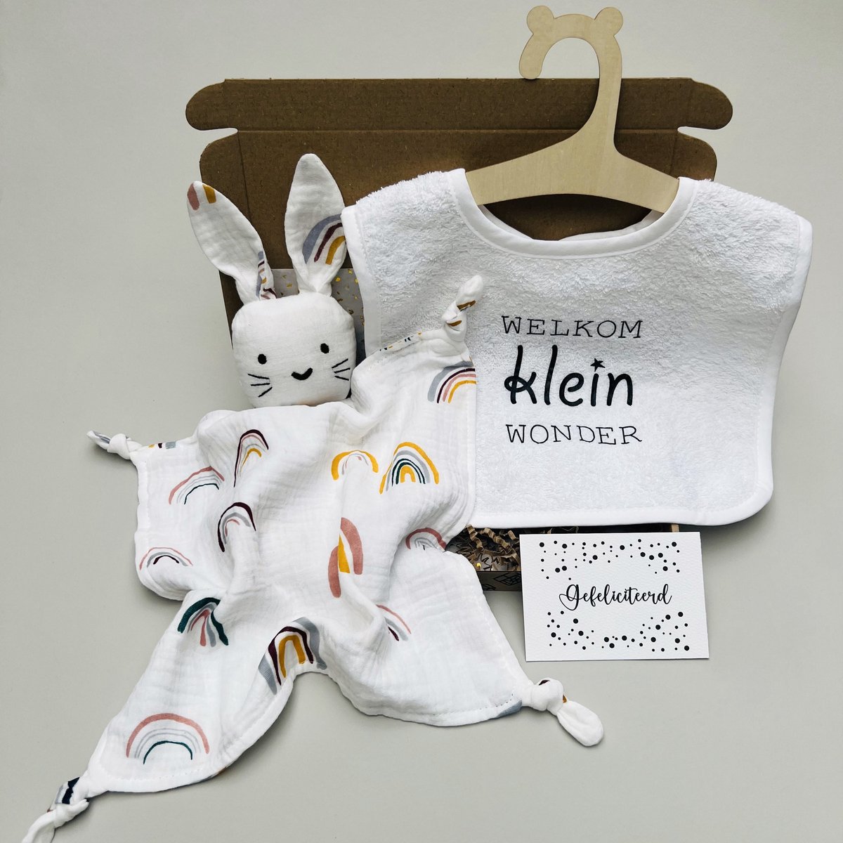 Baby brievenbus cadeau - Kraamcadeau – Slab Welkom klein wonder – knuffeldoekje/speendoekje regenboog – babyshower cadeau - zwangerschap cadeau - geboorte baby - baby cadeau