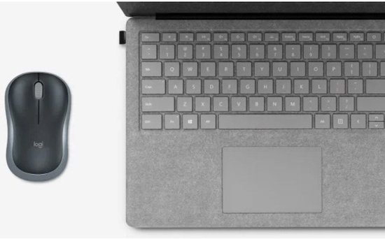 Logitech M185 muis naast een grijs laptop toetsenbord.