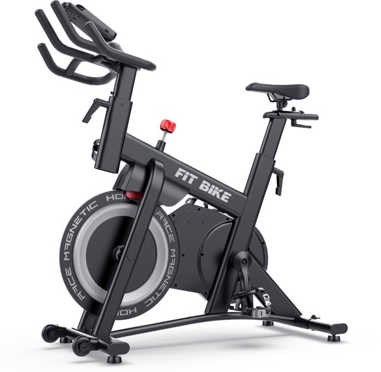 Zwarte FitBike spinfiets met magnetische weerstand en trainingscomputer, in ¾ aanzicht op witte achtergrond.