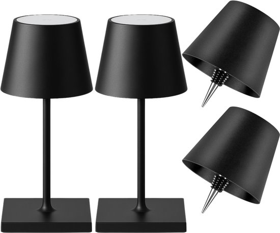 Deux lampes de table noires et trois abat-jour noirs détachés avec bouchon, sur fond blanc.