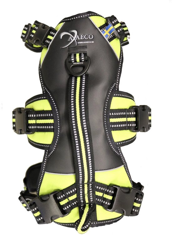 Harnais noir pour chien avec accents jaune fluo, rayures réfléchissantes et un drapeau suédois.
