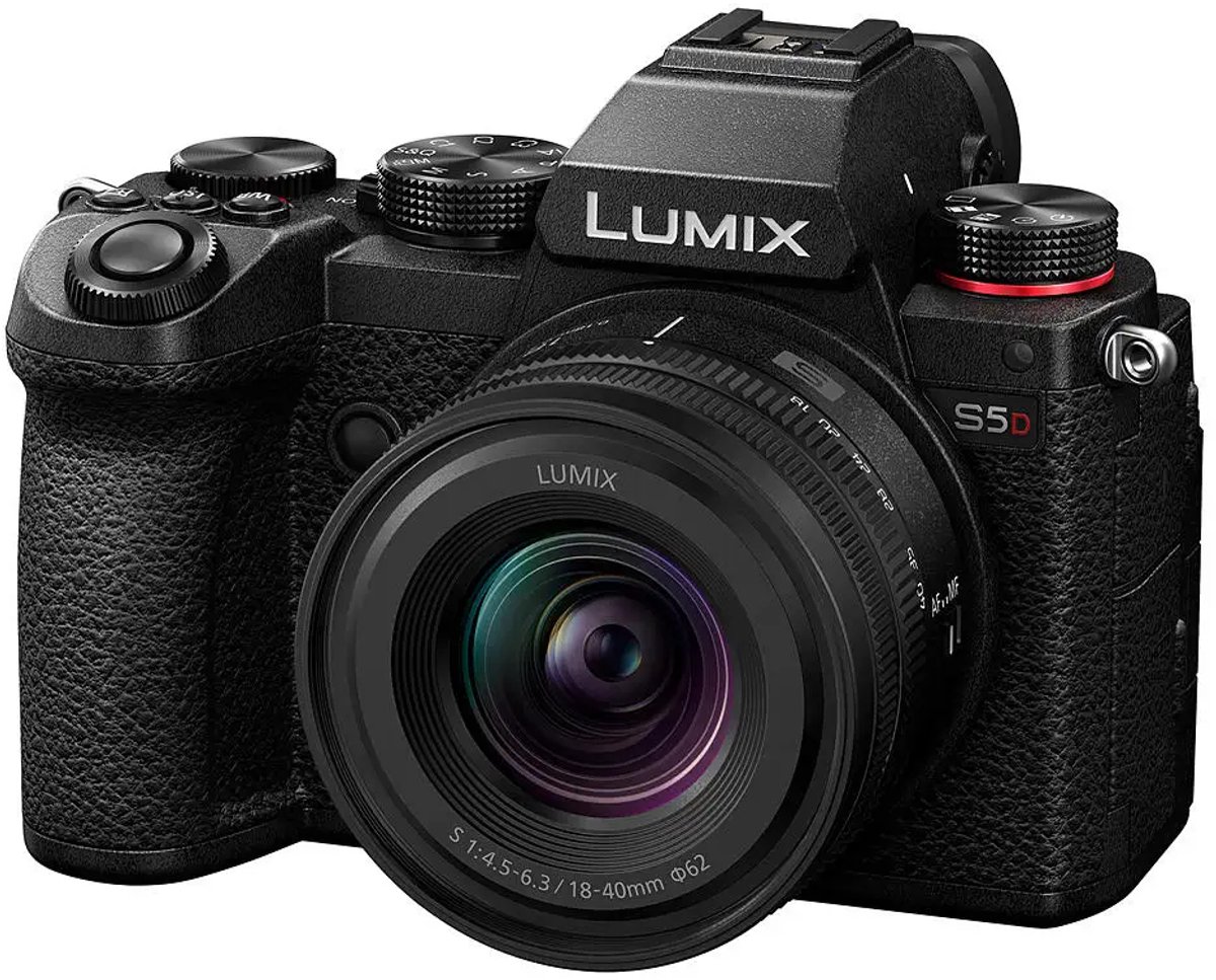 Panasonic Lumix S5D + 18-40mm f/4.5-6.3