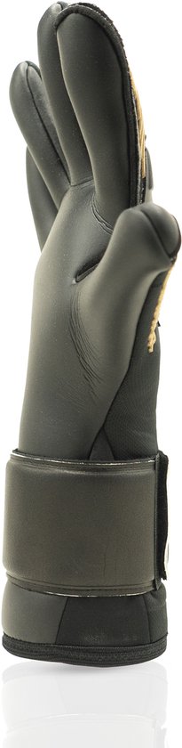 Zwarte keepershandschoen met gouden accenten, zijkant zichtbaar.