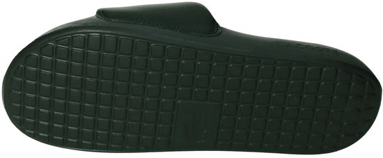Donkergroene slipper, zijaanzicht, met geribbelde zool.