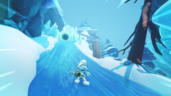 Een Smurf glijdt met een jetpack van een ijzige helling, omringd door blauwe ijsformaties.