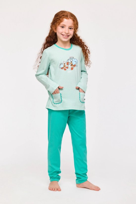 Ensemble pyjama rayé turquoise à manches longues et pantalon. Fille aux cheveux bouclés.