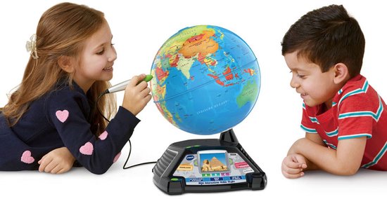 Meisje en jongen spelen met interactieve wereldbol. Het meisje raakt Europa aan met een pen.