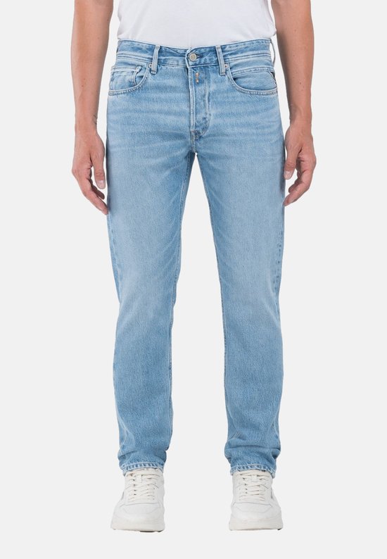 Homme portant un jean Replay bleu clair, fermeture boutonnée et cinq poches.