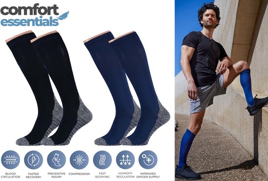 Comfort Essentials, twee paar compressiekousen in zwart en marineblauw met grijze versteviging bij de hiel en teen. Man draagt marineblauwe kousen.
