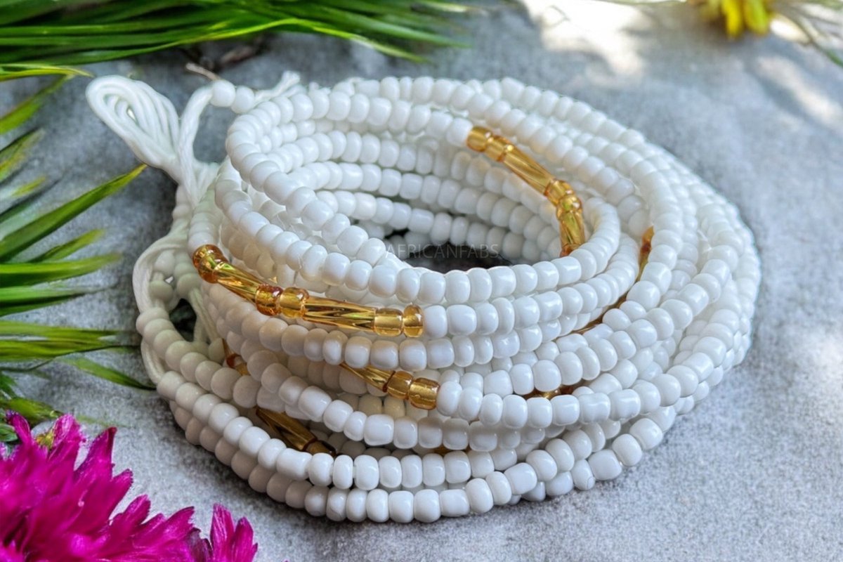 AfricanFabs® Waist Beads / Afrikaanse Heupketting - Tiosa - Wit / goud (Traditioneel niet-elastisch koord) - Buikketting - Taille ketting