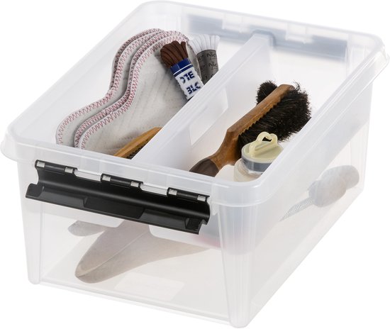 Doorzichtige opbergbox met zwarte clips, gevuld met poetsspullen: borstels, doeken en een flesje.