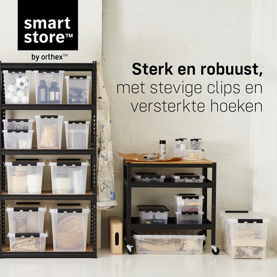 Woonkamer met opbergrek gevuld met transparante boxen, met tekst 'Sterk en robuust, met stevige clips en versterkte hoeken'.