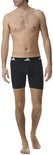 Model draagt zwarte adidas boxershort met witte logo-details op de tailleband.