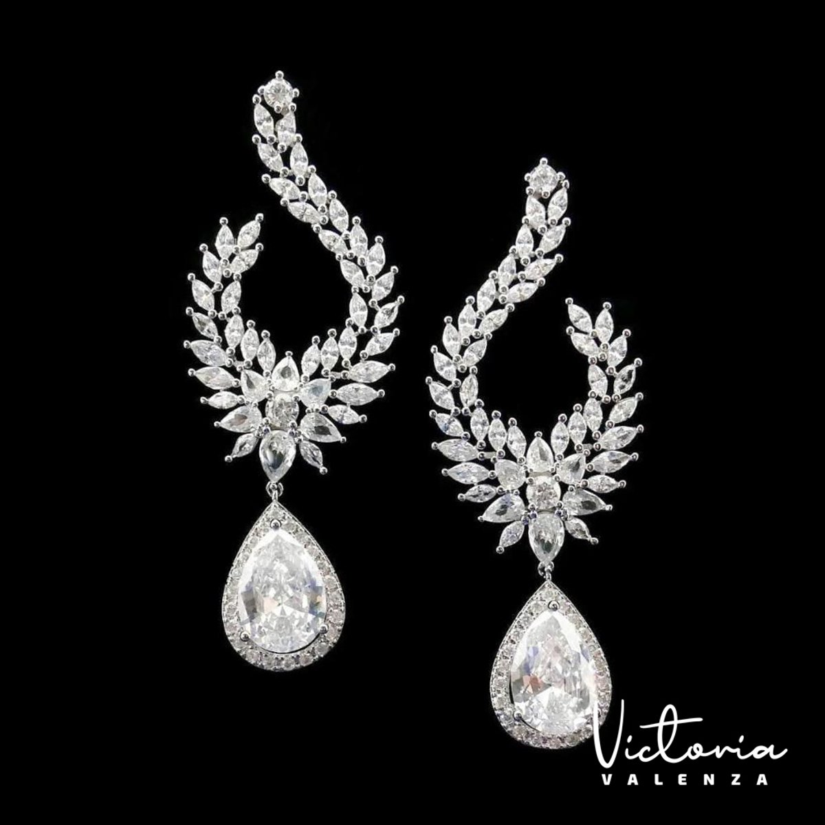 Victoria Valenza Dubai Luxe Oorbellen Dames Messing Oorringen - Witte Steen - Kleur Zilver - 1 Paar