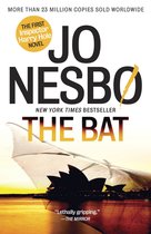 Boekcover van 'The Bat' van Jo Nesbø, met de Sydney Opera House in silhouet tegen een zonsondergang.
