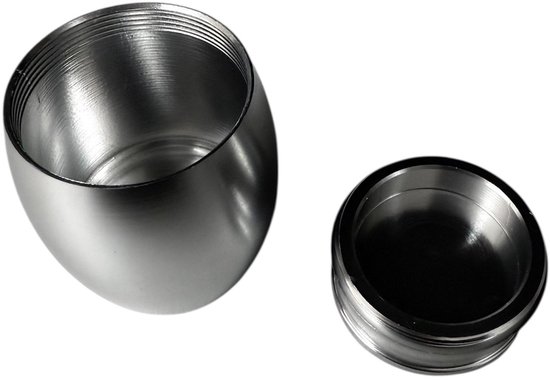 Zilverkleurige, ronde metalen pot met schroefdeksel, apart gefotografeerd.