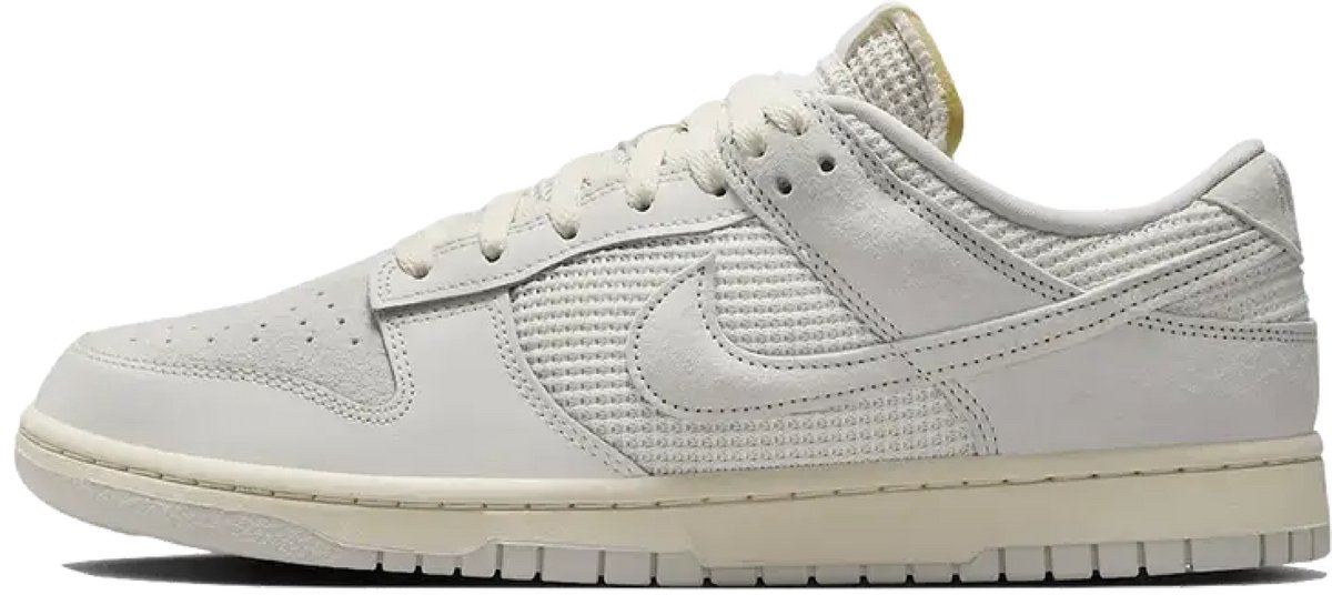 Nike Dunk Low ‘Phantom’ . Wit