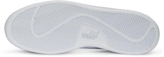 Witte buitenzool van een sneaker met visgraatpatroon en het Puma-logo in reliëf.