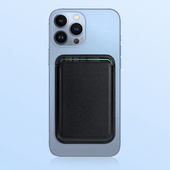 Zwarte magnetische kaarthouder op de achterkant van een blauwe iPhone 13.