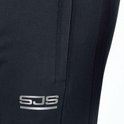Detail van de zijkant van een donkerblauwe joggingbroek met een ritszak en het 'SJS' logo.