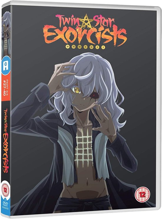 De DVD-hoes van Twin Star Exorcists Part 3/4 toont een anime-personage met wit haar, een donkerblauw jasje en een gele gloed rond de ogen.